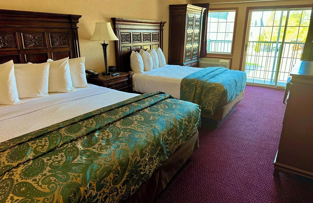 Hamilton Inn Select Beachfront Mackinaw City-1