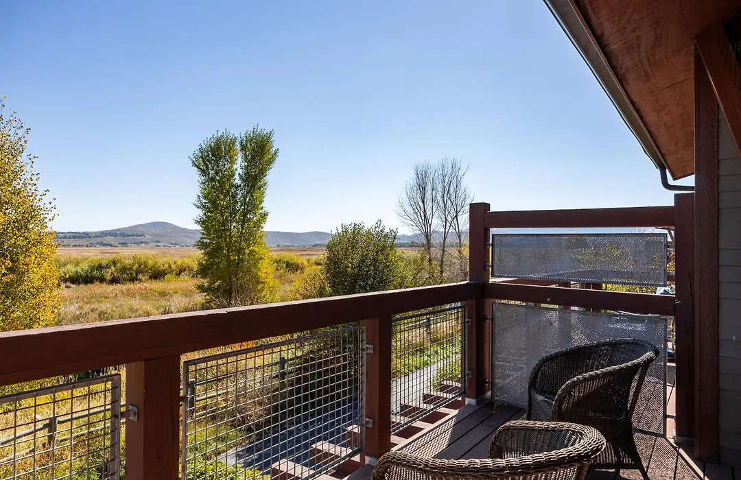 Iconic Stay For 6 10 Min Drive To Base, Full Kitchen, Private Hot Tub, Restaurants Nearby!-1