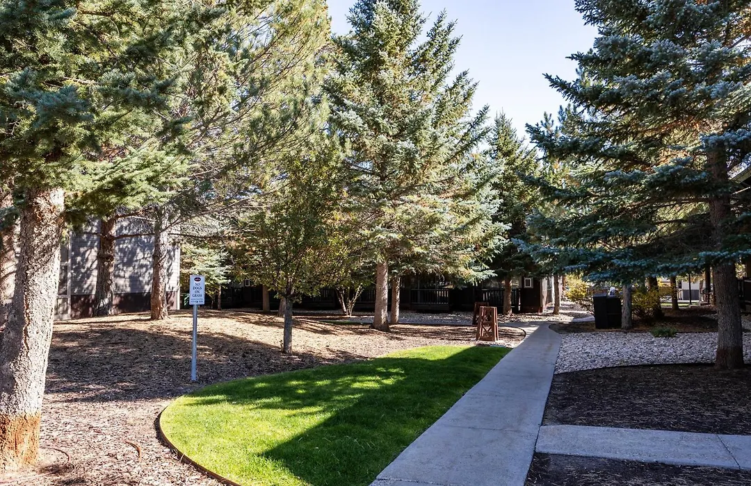 Cozy Stay For 4, 5 Min Drive To Base, Full Kitchen, Shared Hot Tub & Pool, Restaurants Nearby!-1