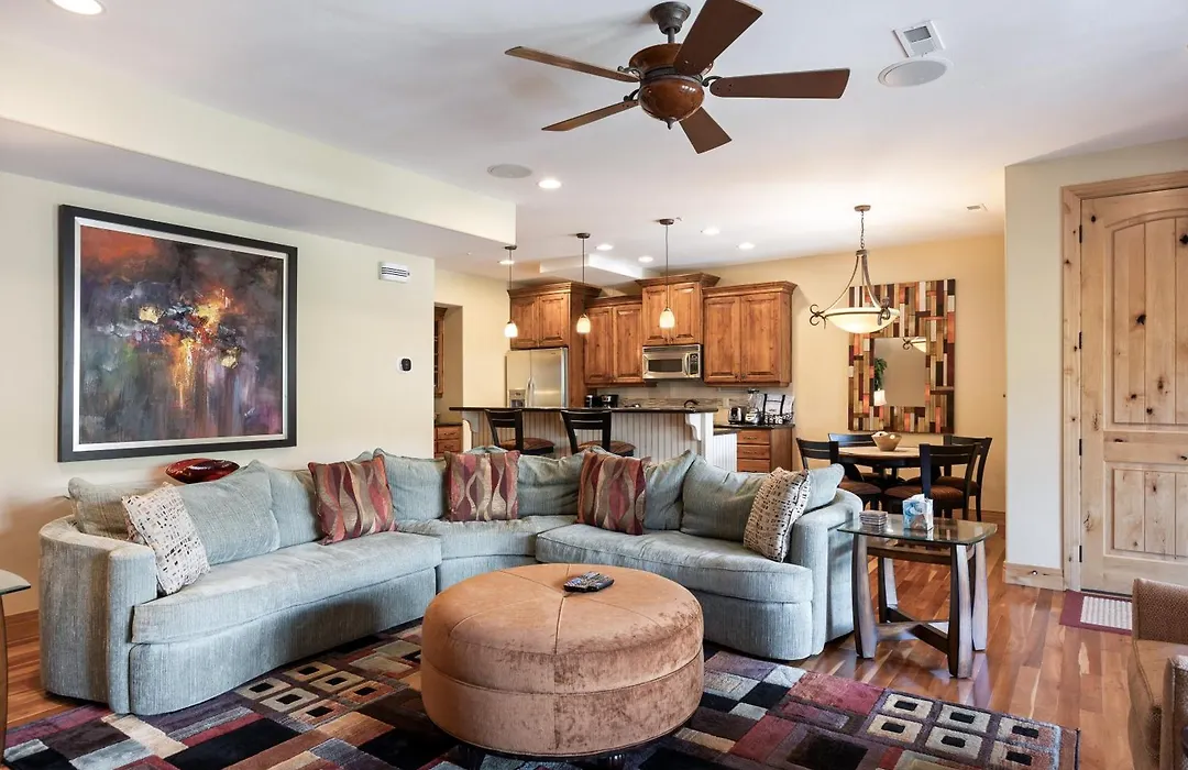 Spacious Retreat, Sleeps 7, Minutes To Skiing, Private Hot Tub, Scenic Views, Ultimate Relaxation!-1