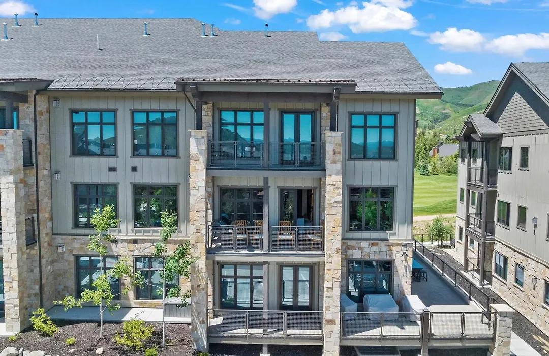 Heated Pool, Gourmet Kitchen, Pet Friendly, Gym, Walk To Canyons Village, 2 Private Patios-1