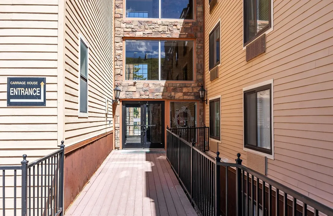 Great Location, Sleeps 4, 5 Min Drive To Ski & Bike Access, Shared Pool!-1