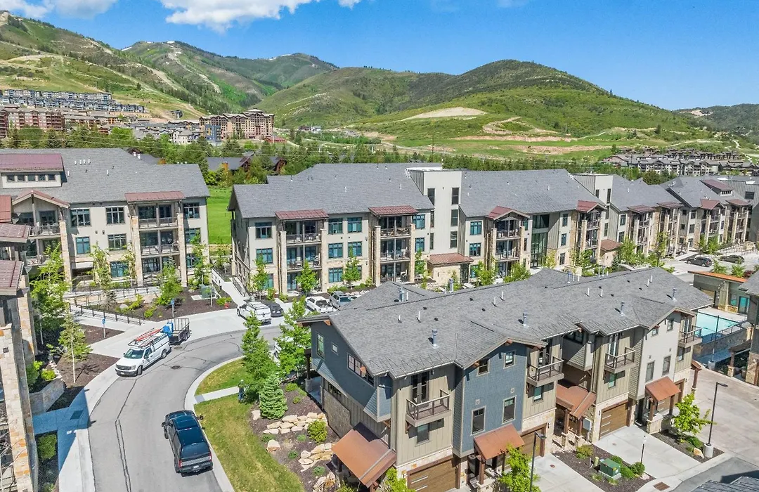Luxury 3 Bedroom In Canyons Village, Gourmet Kitchen, Private Hot Tub, Heated Pool, Gym, Walk To Lifts-1