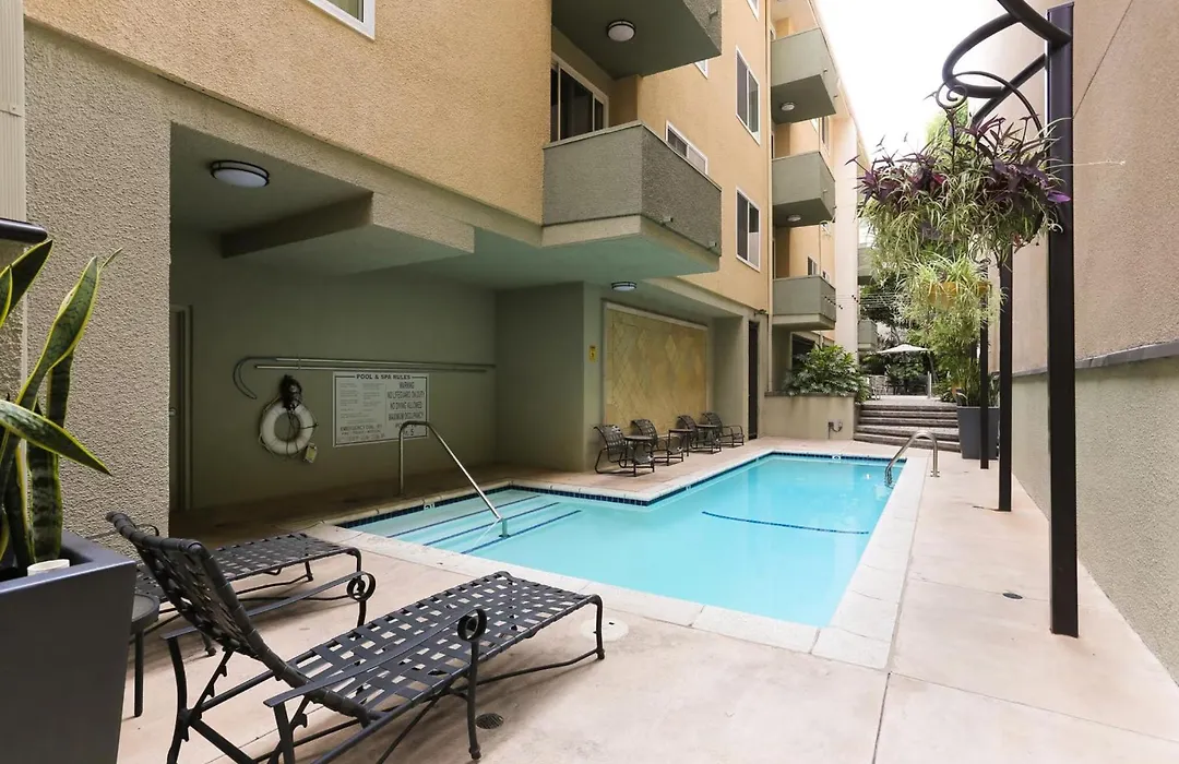Beverly Hills Gem 1 Bedroom Apt With Parking 218-1