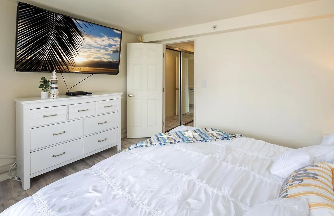 Beach Life Waikiki One Bedroom Condo Full Kitchen-1