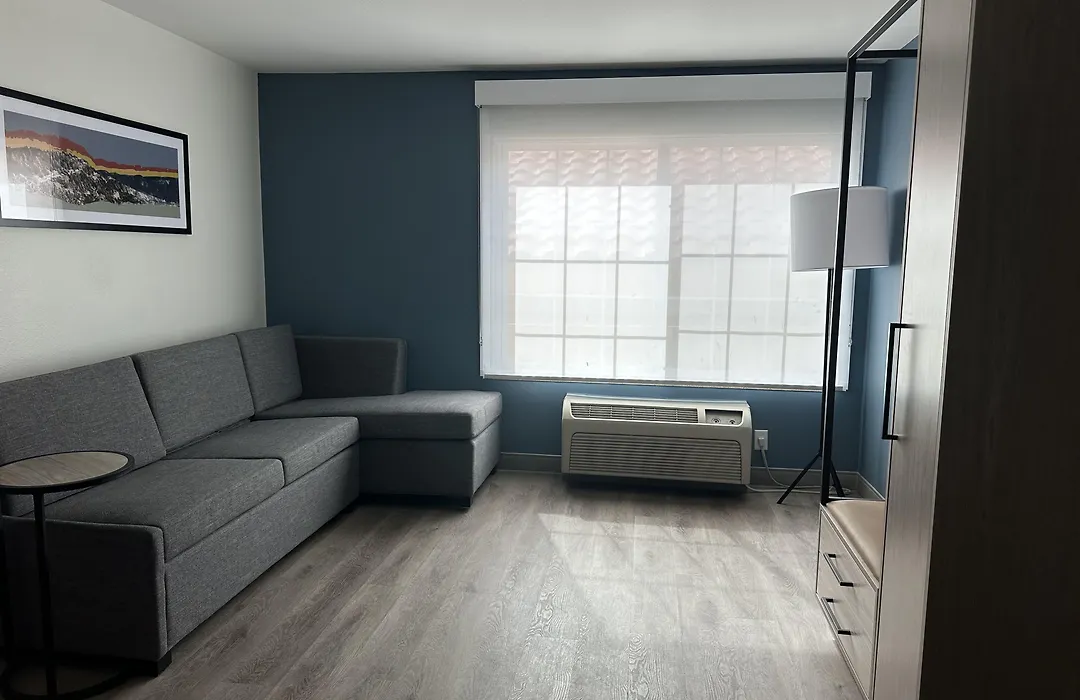 La Quinta Inn & Suites By Wyndham Albuquerque Midtown-1