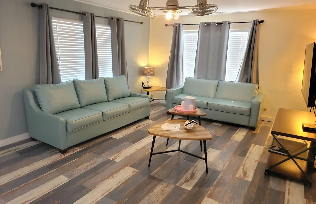 Upper Deck Hotel And Bar - Adults Only-1