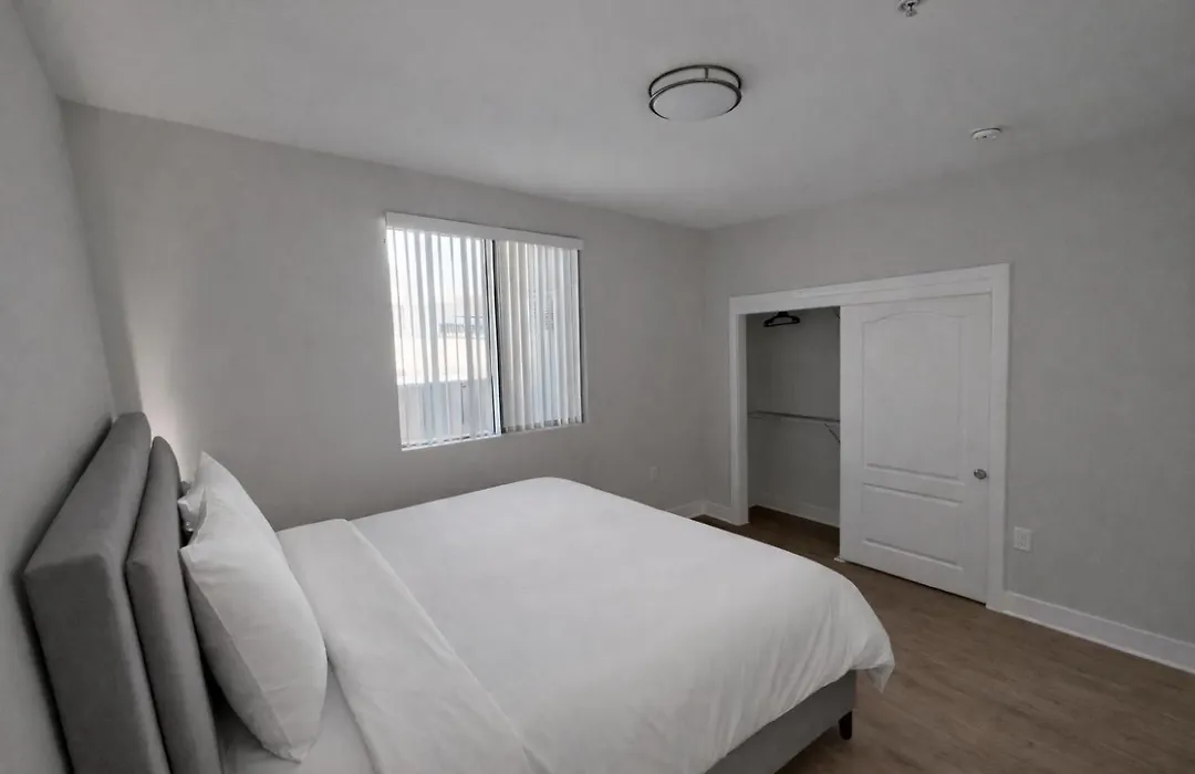 Luxury 2 Bedrooms 2 Bathrooms With Pool And Gym-1