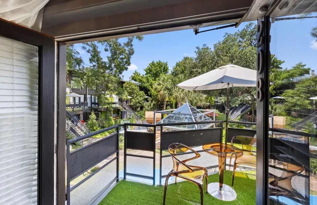 Courtyard Terrace Loft Dallas Pool City Access-1