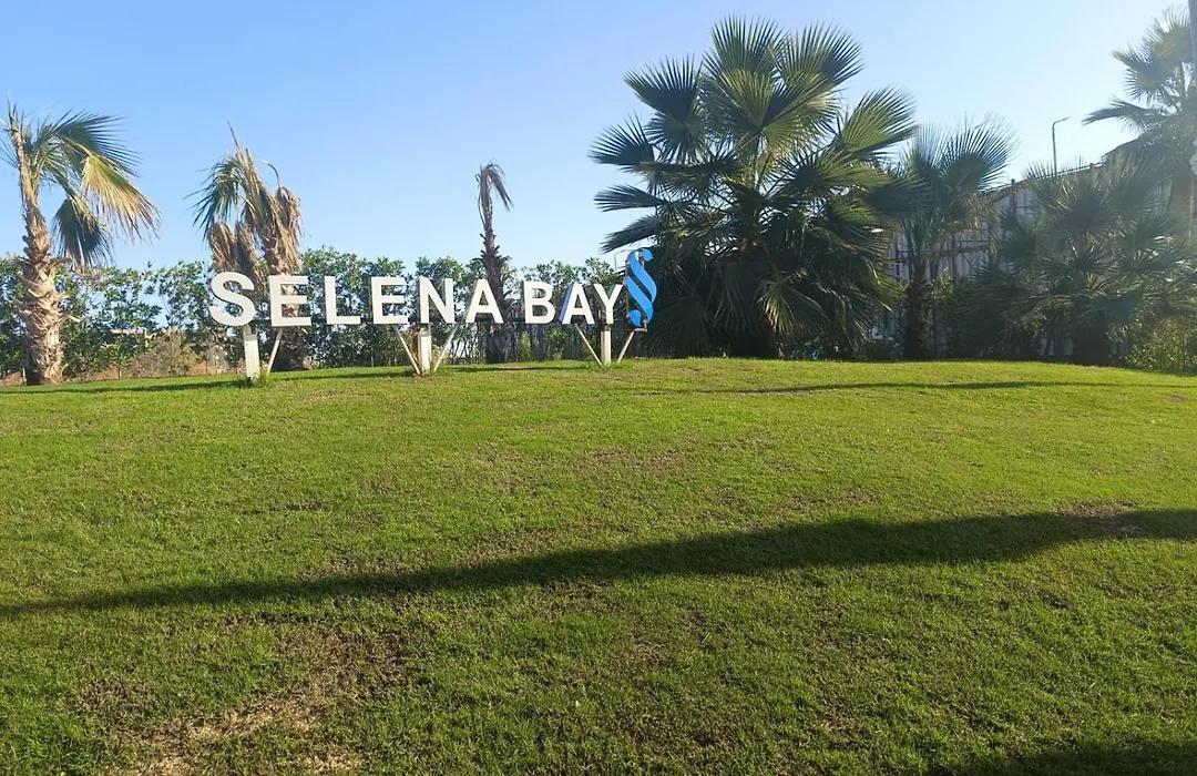 Selena Bay-1