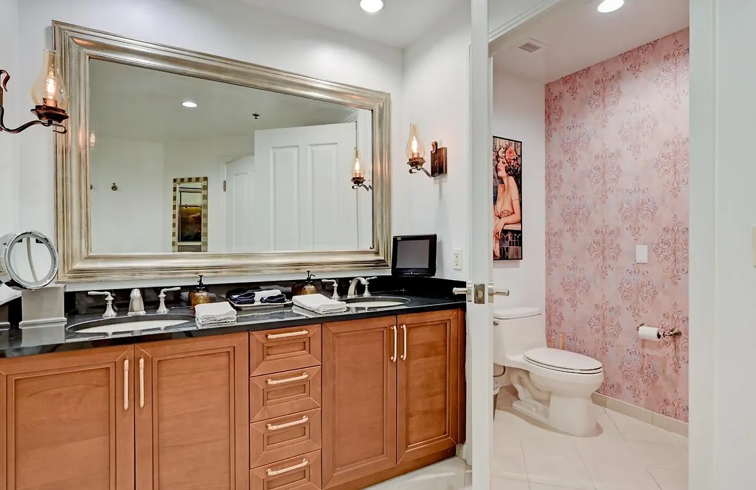 Luxury JR Suite w balcony STRIP&SPHERE Views-1