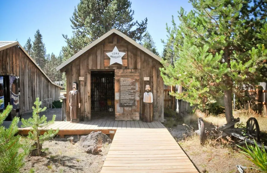 Bend-Sunriver Camping Resort Two-Bedroom Cabin 7-1