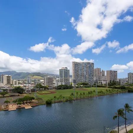 Modern Waikiki Sleek Studio-3