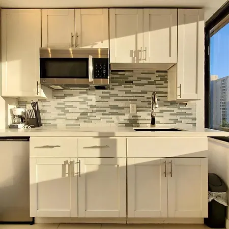 Waikiki beach cozy studio no resort fee-3