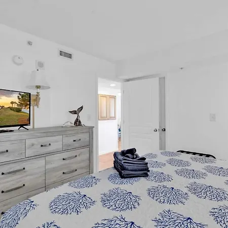 Beachfront, Spacious King Suite With Resort Access, Free Parking!-2