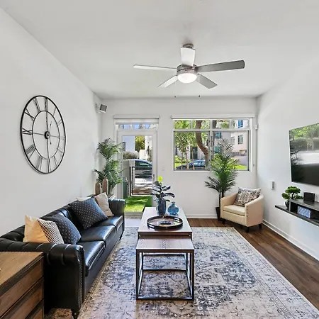 Beverly Grove Chic City Oasis 2 Bedroom Apt With Den 138-2