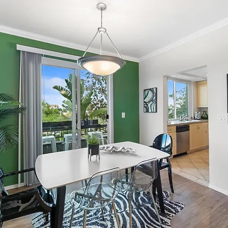Beverly Hills Glamour Oasis 2 Bedroom Apt With Parking 304-2