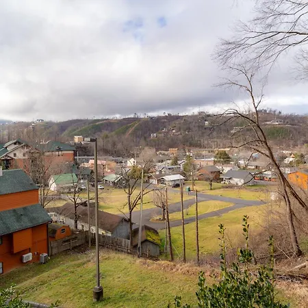 Condo In Gatlinburg Very Peaceful - 10 Min Walk To Main Strip-3