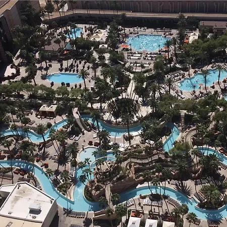 Lucky Gem Penthouse & Luxury Suites At Mgm Signature Resort, Balcony Strip View 2605-3