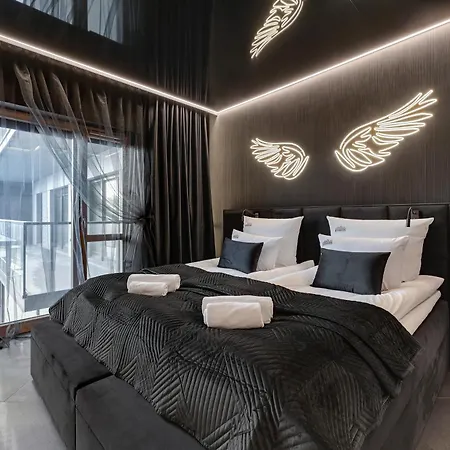 Hollywood Jacuzzi Suite at Nadmotławie by Downtown Apartments-2