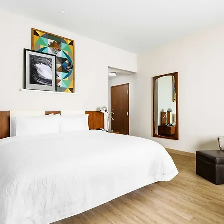 Hampton Inn & Suites Santa Monica-3
