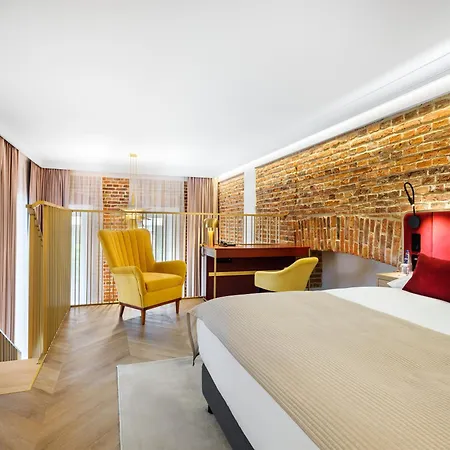 Golden Queen Deluxe Jacuzzi Apartments - Old Town-3