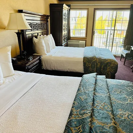Hamilton Inn Select Beachfront Mackinaw City-3