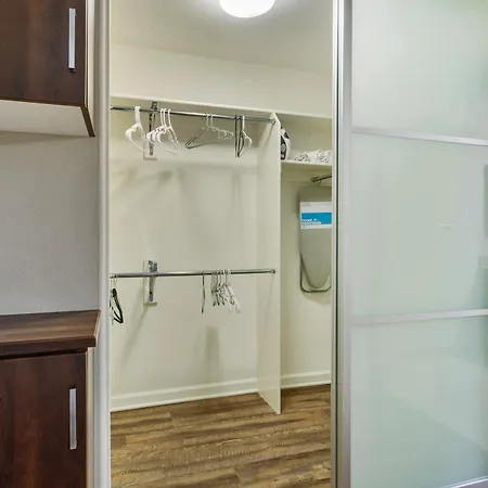 Charming 1Bd With Pool And Free Parking-3