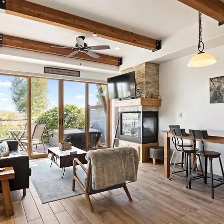Iconic Stay For 6 10 Min Drive To Base, Full Kitchen, Private Hot Tub, Restaurants Nearby!-3