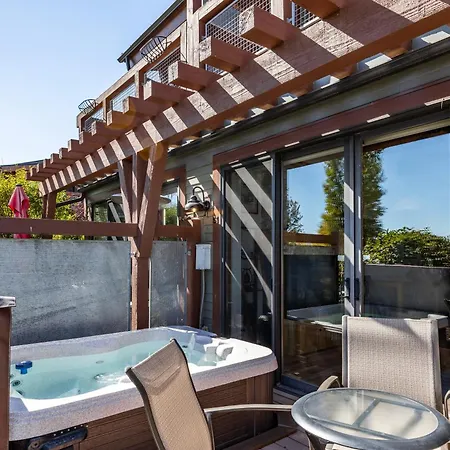 Iconic Stay For 6 10 Min Drive To Base, Full Kitchen, Private Hot Tub, Restaurants Nearby!-2