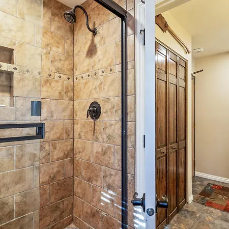 Cozy Stay For 4, 5 Min Drive To Base, Full Kitchen, Shared Hot Tub & Pool, Restaurants Nearby!-3