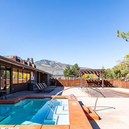 Cozy Stay For 4, 5 Min Drive To Base, Full Kitchen, Shared Hot Tub & Pool, Restaurants Nearby!-2