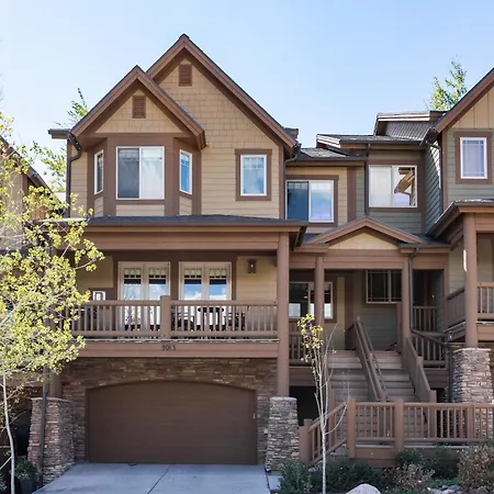 Spacious Retreat, Sleeps 7, Minutes To Skiing, Private Hot Tub, Scenic Views, Ultimate Relaxation!-2