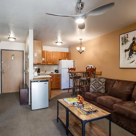 Great Location, Sleeps 4, 5 Min Drive To Ski & Bike Access, Shared Pool!-2