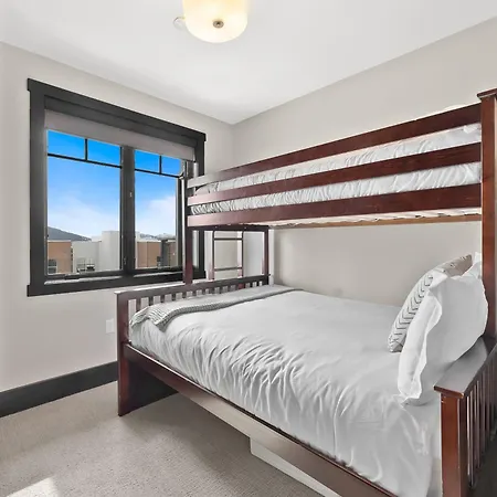 Luxury 3 Bedroom Canyons Village, Gourmet Kitchen, Walk To Lifts, Private Hot Tub, Heated Pool, Gym-3