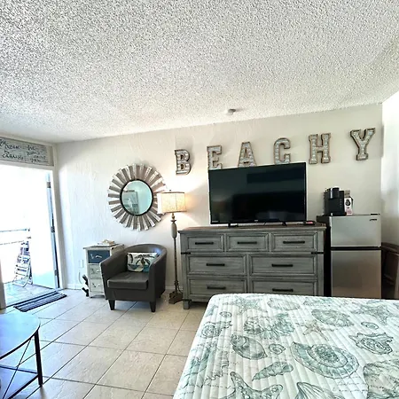 Beach Condo With Pool & Tiki Bar!-3
