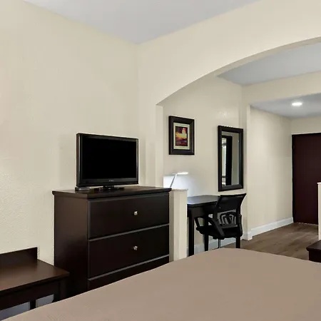 Quality Inn And Suites Lafayette-3