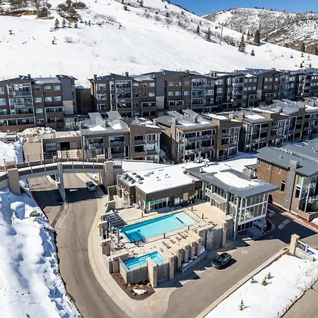 Canyons Village Beautiful 3 Bedroom, Private Hot Tub, Luxury Kitchen, Ski In And Ski Out-3