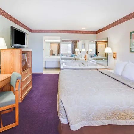 Super 8 Beachfront By Wyndham Mackinaw City, Mi-2