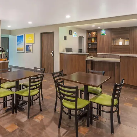 Days Inn & Suites By Wyndham East Flagstaff-3