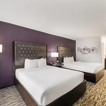 Clarion Inn & Suites Across From Universal Orlando Resort-3