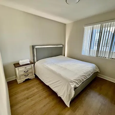 Miracle Mile Apartments-3