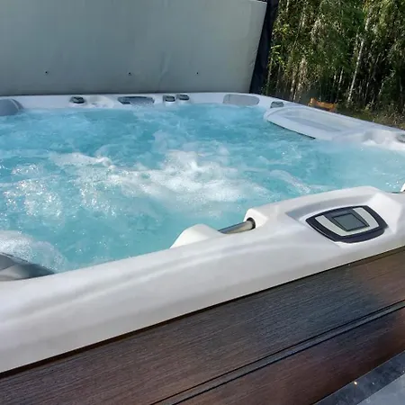 Borealis Bungalow And Hot Tub-2