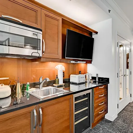Luxury JR Suite w balcony STRIP&SPHERE Views-3