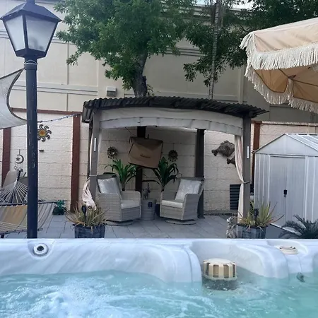 Tiny place w private hot jacuzzi 7 min to Miami international airport-2