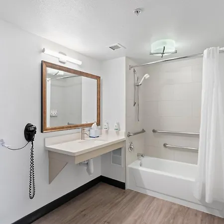 Greentree Inn & Suites Phoenix Sky Harbor-3