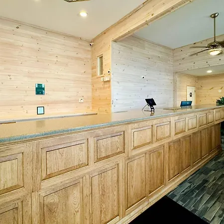 Quality Inn & Suites Mackinaw City Beachfront-2