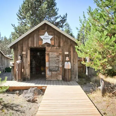 Bend-Sunriver Camping Resort Studio Cabin 8-2