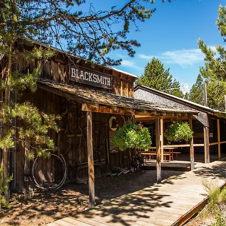 Bend-Sunriver Camping Resort Studio Cabin 8-3