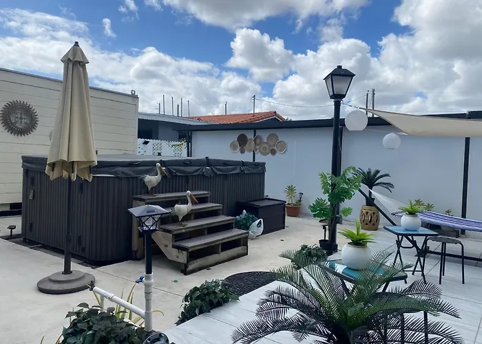 Tiny place w private hot jacuzzi 7 min to Miami international airport